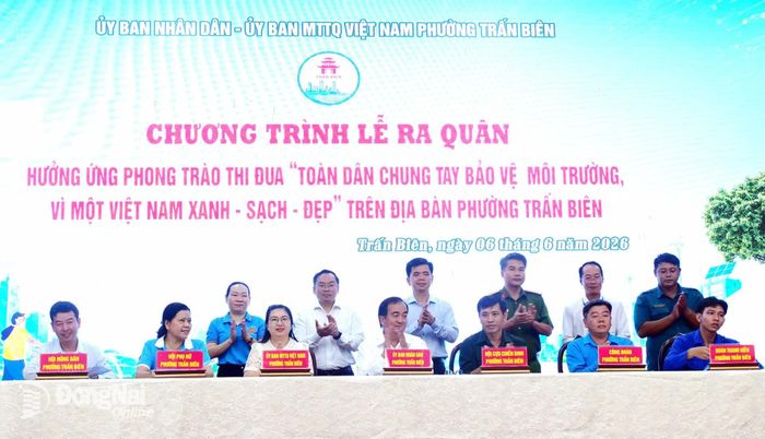 Đại diện UBND, Ủy ban MTTQ Việt Nam phường Trấn Biên và các tổ chức chính trị - xã hội phường ký kết giao ước thi đua. Ảnh: Hạnh Dung