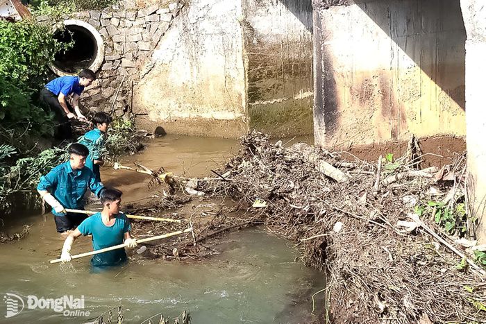 Đoàn viên, thanh niên phường Đồng Xoài dọn rác, khơi thông dòng chảy tại cầu 8 tấn, thuộc khu phố Suối Cam. Ảnh: Quang Minh