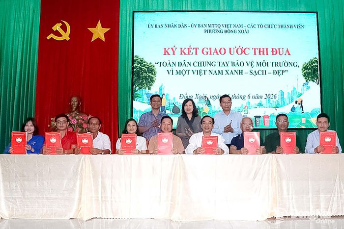 Ủy ban MTTQ Việt Nam phường và các cơ quan, đoàn thể chính trị địa phương ký kết thi đua thực hiện phong trào. Ảnh: Quang Minh
