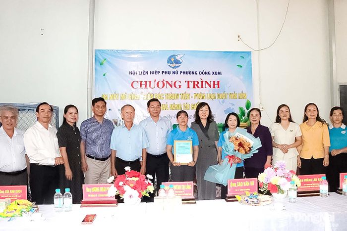 Ra mắt mô hình “Biến rác thải thành tiền - Phân loại rác thải rắn có khả năng tái chế”, tại khu phố Tân Thành 2, phường Đồng Xoài. Ảnh: Quang Minh