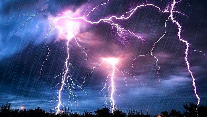 Nếu chẳng may bị kẹt ngoài đường, hãy nhớ quy tắc: "Tìm nơi thấp, tránh nơi cao".