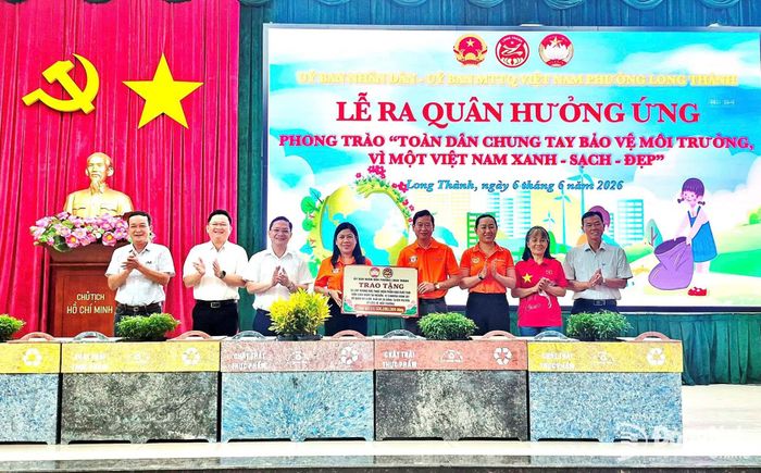 Hoạt động trao tặng các sản phẩm, thiết bị góp phần nâng cao hiệu quả công tác bảo vệ môi trường. Ảnh: Chí Tài