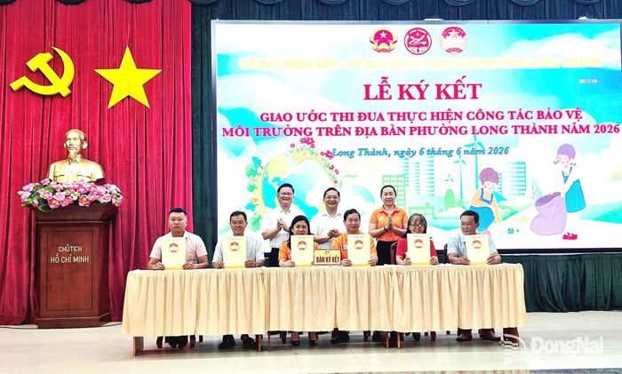 Đại diện các đơn vị, địa phương ký kết giao ước thi đua bảo vệ môi trường.