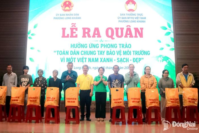 Ủy ban MTTQ Việt Nam phường trao tặng 20 phần quà hỗ trợ các gia đình có hoàn cảnh khó khăn. Ảnh: Trần Thành