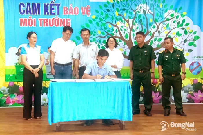 Đại diện các cơ quan, đơn vị ký cam kết giao ước thi đua thực hiện công tác bảo vệ môi trường năm 2026. Ảnh: Bá Trực