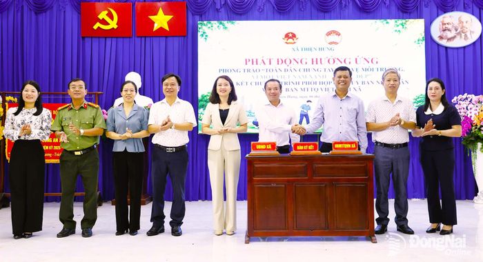 Đại diện các cơ quan, đơn vị ký kết giao ước thi đua về công tác bảo vệ môi trường năm 2026. Ảnh: Như Tình