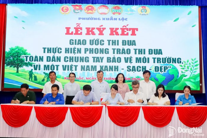 Đại diện các cơ quan, đơn vị ký kết giao ước thi đua thực hiện phong trào bảo vệ môi trường trên địa bàn phường. Ảnh: Ngọc Hoàng
