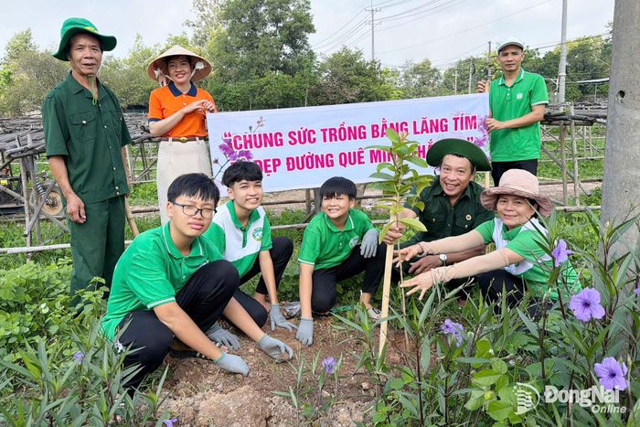 Nhân dân xã Nha Bích ra quân trồng cây xanh sau lễ phát động. Ảnh: Trần Cảnh