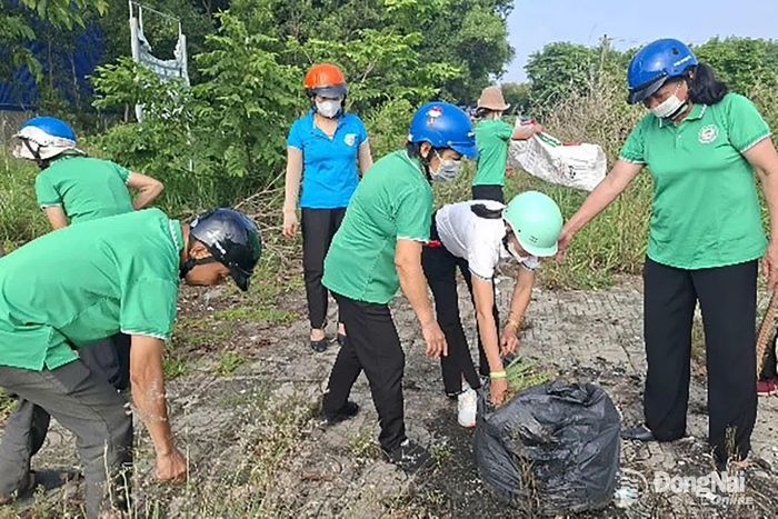Nhân dân phường Chơn Thành tham gia dọn dẹp vệ sinh môi trường sạch đẹp. Ảnh: Đỗ Trình