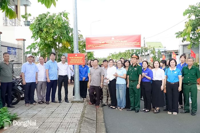Xã Cẩm Mỹ ra mắt công trình “Tuyến đường văn minh” tại tổ 6, ấp Suối Cả. Ảnh: Đinh Tài