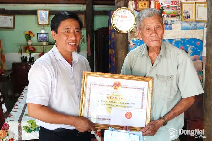 Lãnh đạo phường Lộc Ninh thăm, chúc thọ các cụ cao tuổi trên địa bàn phường. Ảnh: Văn Hùng