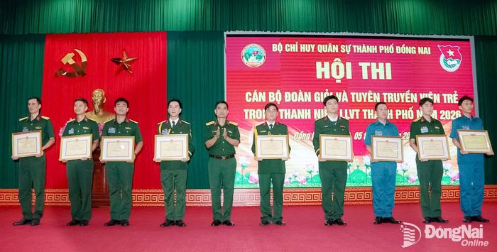 Đại tá Bùi Văn Sỹ trao giải cho thí sinh đạt kết quả cao trong hội thi. Ảnh: ĐVCC