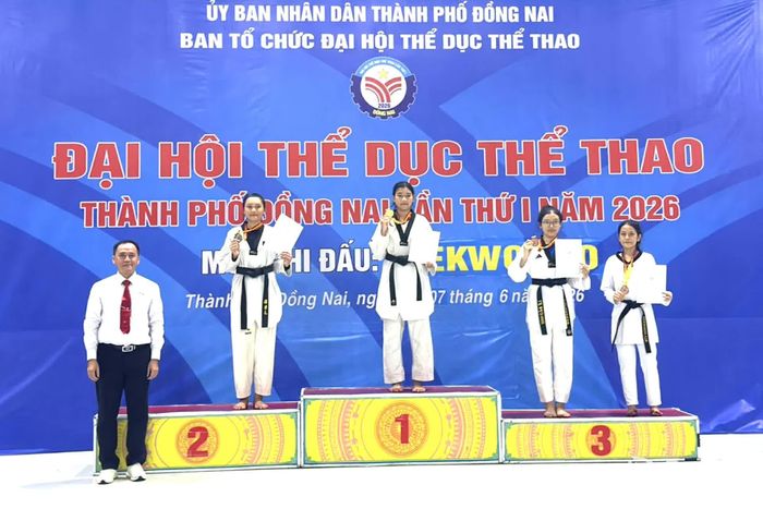 Ban tổ chức trao huy chương cho các vận động viên đạt thứ hạng cao tại giải. Ảnh: BTC