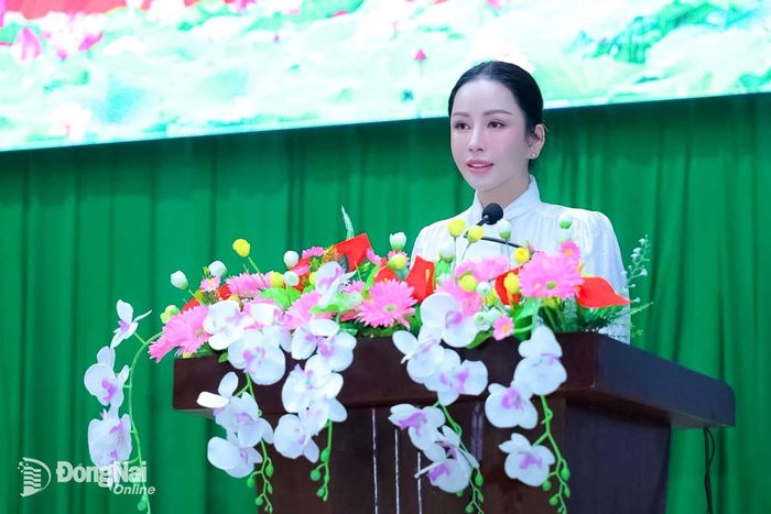 Đại biểu HĐND thành phố Đồng Nai (đơn vị số 5) Lê Nữ Thùy Dương phát biểu ghi nhận tâm tư nguyện vọng của cử tri. Ảnh: Thanh Nam