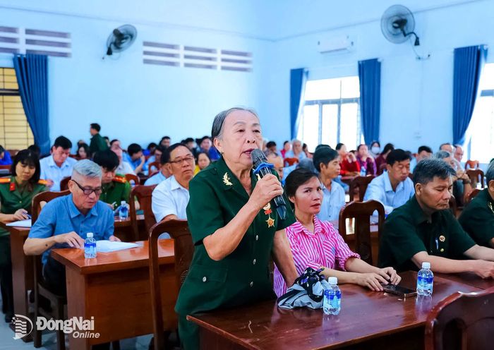 Cử tri xã Phước Thái phát biểu kiến nghị tại buổi tiếp xúc. Ảnh: Thanh Nam