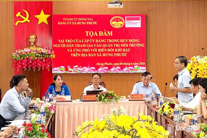 Đoàn công tác của Học viện Chính trị quốc gia Hồ Chí Minh thực hiện khảo sát, tọa đàm tại xã Hưng Phước. Ảnh: Trần Hùng