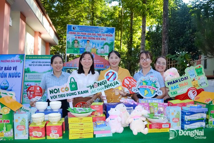 Phường Dầu Giây tổ chức mô hình đổi rác lấy quà. Ảnh: Phương Hằng