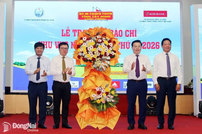 Lãnh đạo tỉnh Tây Ninh tặng hoa chúc mừng Hội Nhà báo Việt Nam tại buổi lễ. Ảnh: Hải Quân