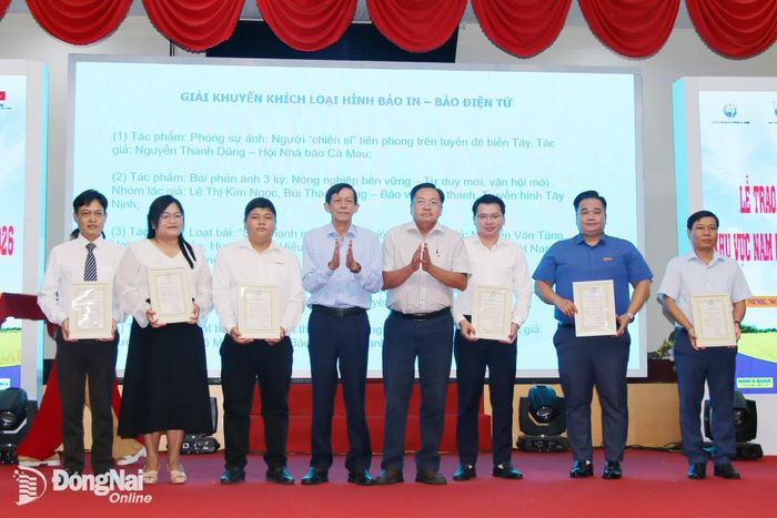 Các tác giả, nhóm tác giả đoạt giải khuyến khích loại hình báo in - báo điện tử. Ảnh: Hải Quân
