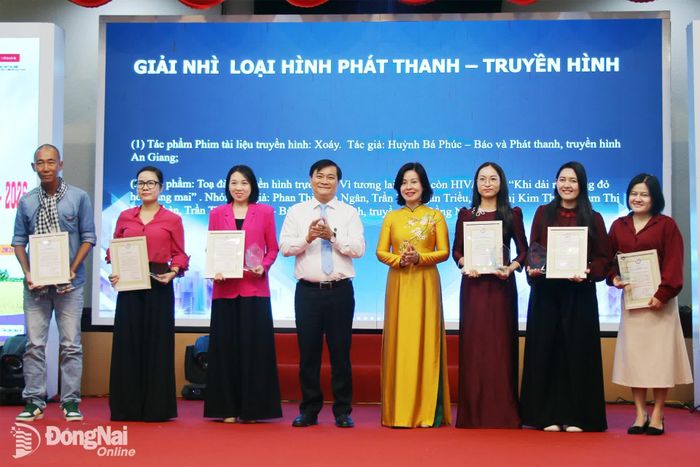 Nhóm tác giả Phan Thị Kim Ngân, Trần Thị Ngân Triều, Phạm Thị Bích Nhàn, Trần Thị Kim Thùy, Trần Thị Mỹ Linh với tọa đàm truyền hình trực tiếp “Vì tương lai không còn HIV/AIDS: Khi dải ruy băng đỏ hóa nắng mai” và tác giả Huỳnh Bá Phúc với tác phẩm phim tài liệu truyền hình "Xoáy" đoạt giải Nhì loại hình phát thanh - truyền hình. Ảnh: Hải Quân