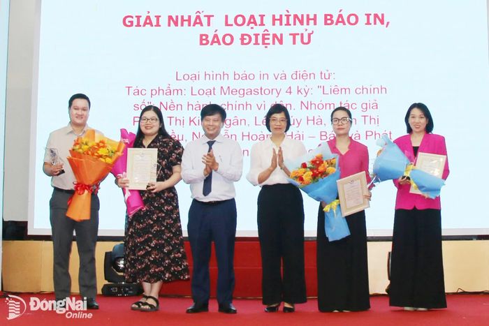 Nhóm tác giả Phan Thị Kim Ngân, Lê Thúy Hà, Trần Thị Ngân Triều, Nguyễn Hoàng Hải đoạt giải Nhất với loạt megastory 4 kỳ “Liêm chính số: Nền hành chính vì dân” loại hình báo in - báo điện tử. Ảnh: Trà Mi
