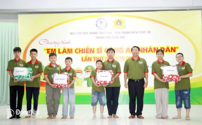 Phó Giám đốc Nhà Văn hóa Thanh thiếu nhi thành phố Trương Hải Thi trao giải cho các tập thể. Ảnh: Nga Sơn
