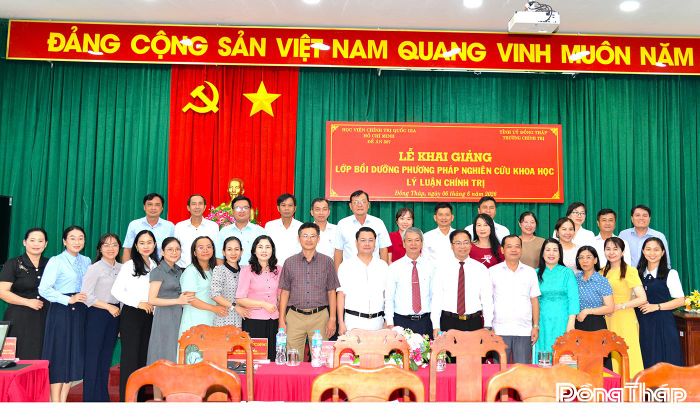 Đại biểu cùng các học viên chụp ảnh lưu niệm.