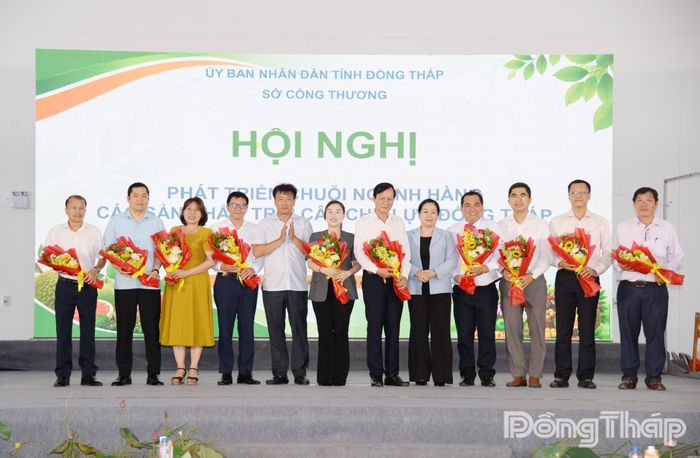 Ban Tổ chức tặng hoa cho các diễn giả tại hội nghị.