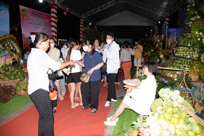 Người dân thích thú check in cùng các loại trái cây đặc sản của Đồng Tháp.