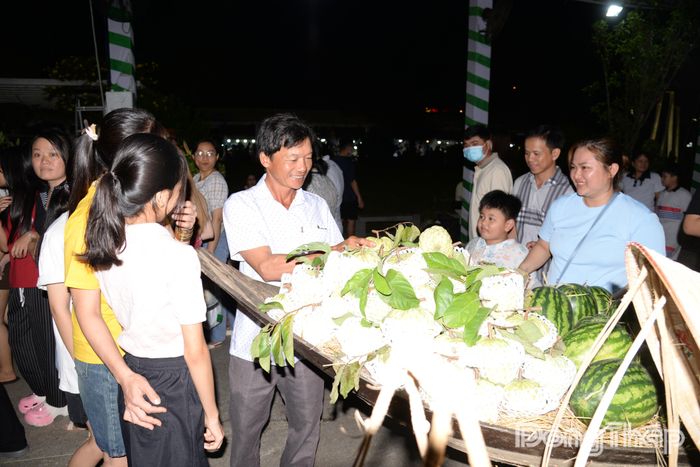 Người dân tham quan khu vực trưng bày các loại trái cây đặc sản của Đồng Tháp.