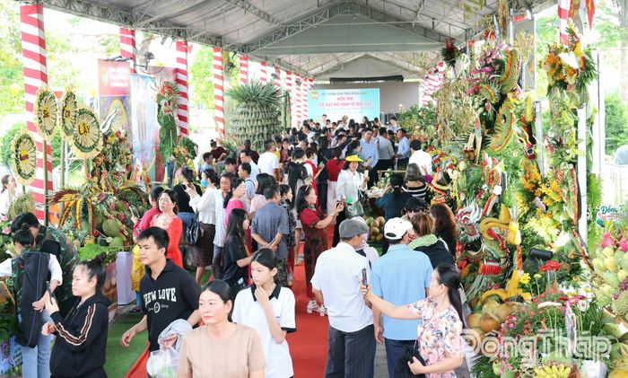 Các tác phẩm tại Hội thi nghệ thuật xếp đặt mô hình từ trái cây thu hút đông người dân đến tham quan.