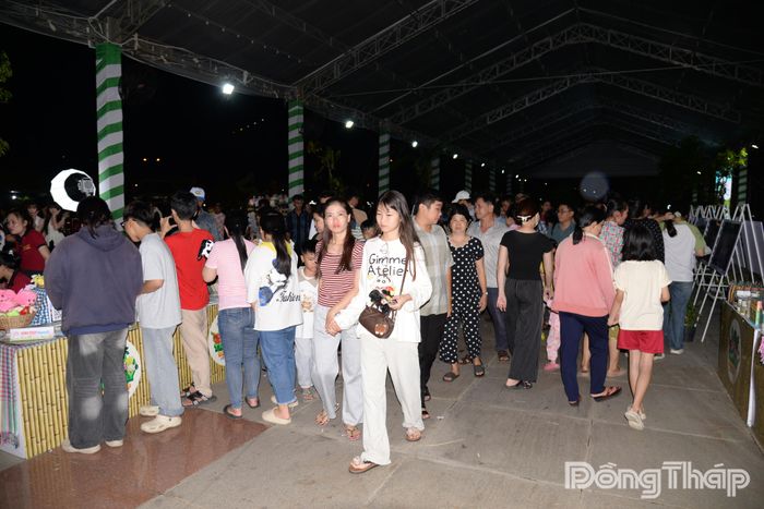 Lệ hội thu hút đông đảo người dân đến tham quan.