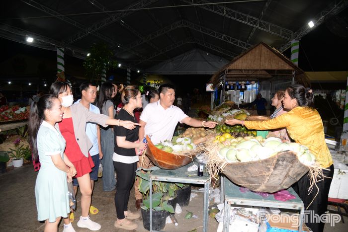 Người dân tham quan khu vực trưng bày các loại trái cây đặc sản của Đồng Tháp.