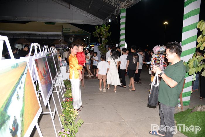 Người dân check in tại Lễ hội.