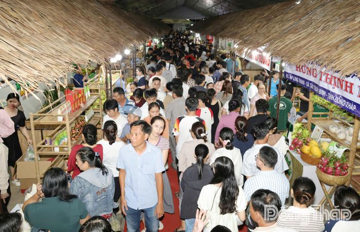 Các gian hàng trưng bày thu hút đông đảo người dân đến tham quan, mua sắm.