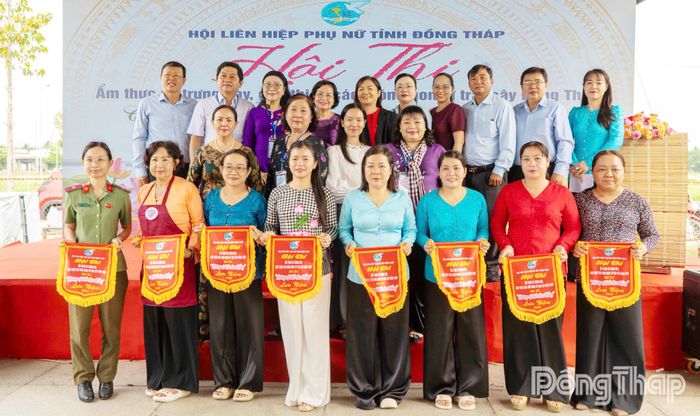Các đại biểu chụp ảnh lưu niệm.