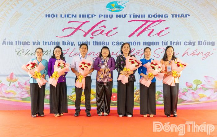 Đồng chí Thái Ngọc Bảo Trâm, Tỉnh ủy viên, Chủ tịch Hội Liên hiệp Phụ nữ tỉnh Đồng Tháp, tặng hoa cho các thành viên Ban Giám khảo.