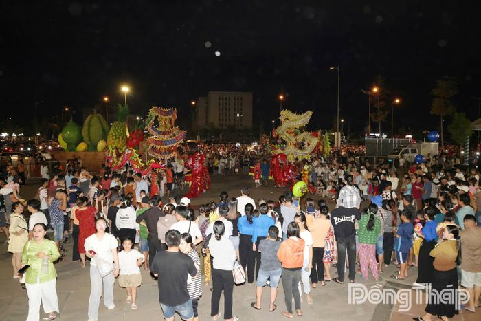 Đông đảo người dân đến tham quan Lễ hội.