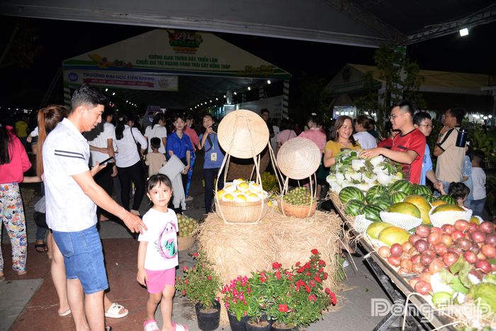 Người dân đến tham quan khu vực trưng bày trái cây.