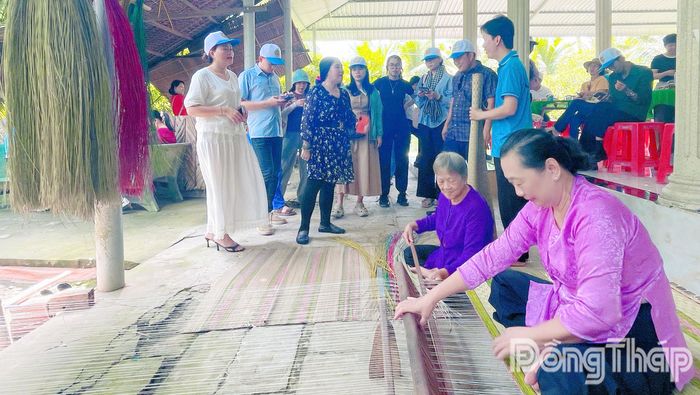 Đoàn famtrip tìm hiểu về nghề dệt chiếu truyền thống.