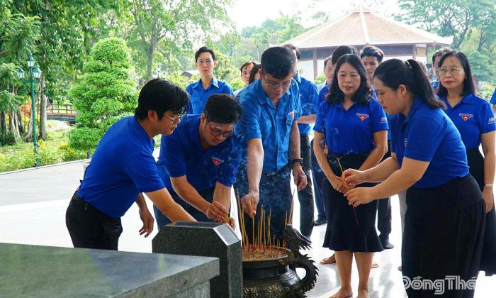 Đảng ủy, Ban Biên tập, đoàn viên Chi đoàn Báo và phát thanh, truyền hình Đồng Tháp dâng hương tại Khu di tích Nguyễn Sinh Sắc.