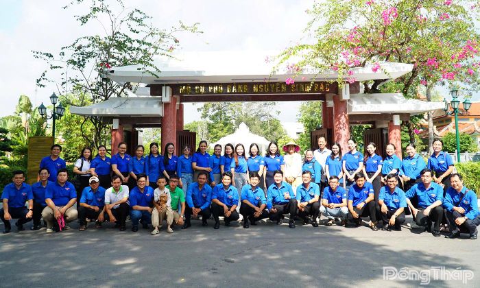 Chụp ảnh lưu niệm tại Khu di tích Nguyễn Sinh Sắc.