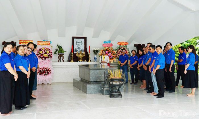Đảng ủy, Ban Biên tập, đoàn viên Chi đoàn Báo và phát thanh, truyền hình Đồng Tháp viếng mộ và nghe thuyết trình tại Khu di tích Nguyễn Sinh Sắc.