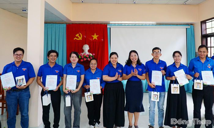 Lãnh đạo Báo và phát thanh, truyền hình Đồng Tháp trao Thư cảm ơn và quà cho đoàn viên đến tuổi trưởng thành Đoàn.
