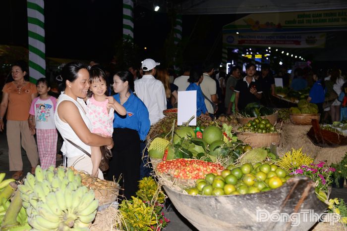Trẻ em thích thú bên Không gian trưng bày các loại trái cây đặc sản.