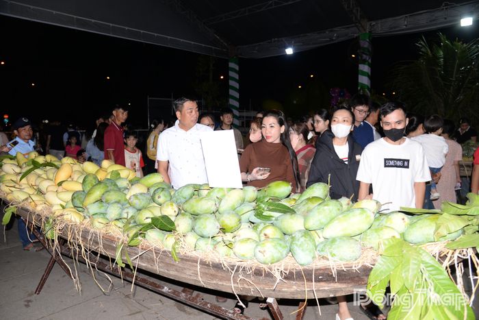 Những xuồng xoài hấp dẫn, đầy ắp tại Không gian trưng bày.