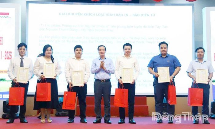Nhà báo Dương Văn Út (bìa phải) nhận giải Khuyến khích với tác phẩm loạt 5 kỳ: "Đánh thức" tiềm năng vùng đất cù lao, của nhóm tác giả Dương Văn Út và Võ Minh Thành (Báo và phát thanh, truyền hình Đồng Tháp).
