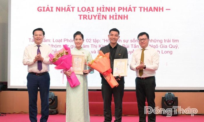 Ở thể loại phát thanh - truyền hình, giải Nhất được trao cho tác phẩm phóng sự 2 tập: “Hồi sinh sự sống từ những trái tim nhân ái” của nhóm tác giả Lâm Thị Kim Thoa, Bùi Tấn Vũ, Ngô Gia Quý, Đỗ Thị Hiền Vương (Báo và phát thanh, truyền hình Vĩnh Long).