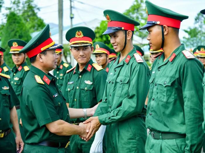 Đại tá Nguyễn Thế Vinh - Chỉ huy trưởng Bộ CHQS tỉnh động viên chiến sĩ mới. Ảnh: Anh Tuấn 