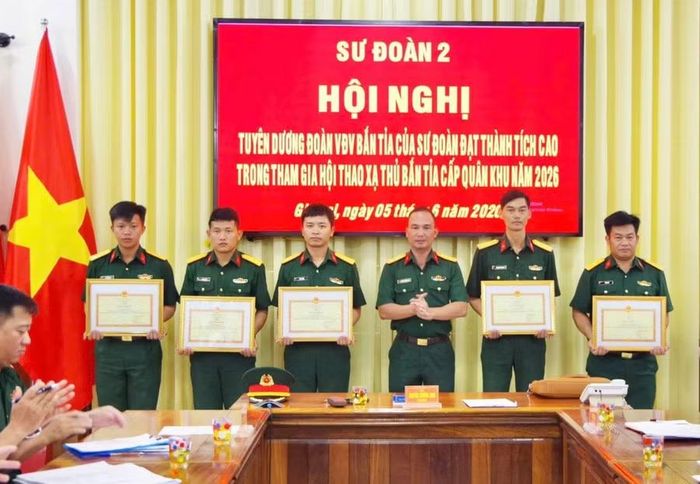  Sư đoàn 2 khen thưởng các quân nhân có thành tích xuất sắc trong Hội thao Xạ thủ bắn tỉa cấp Quân khu năm 2026. Ảnh: ĐVCC 